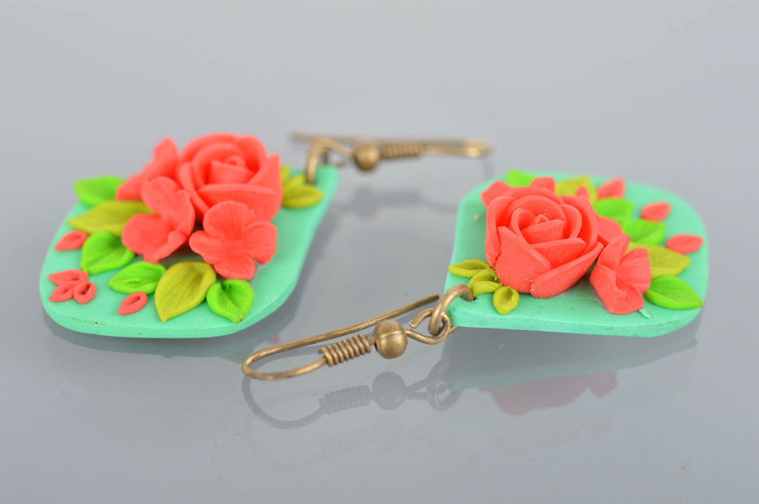 Boucles d'oreilles pendantes vertes avec roses rouges pâte polymère faites main photo 5