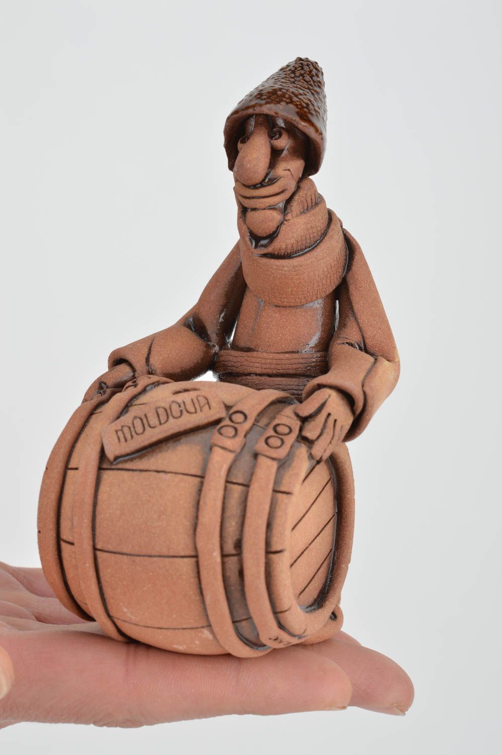 Petite figurine en céramique brune faite main originale vigneron avec tonneau  photo 3