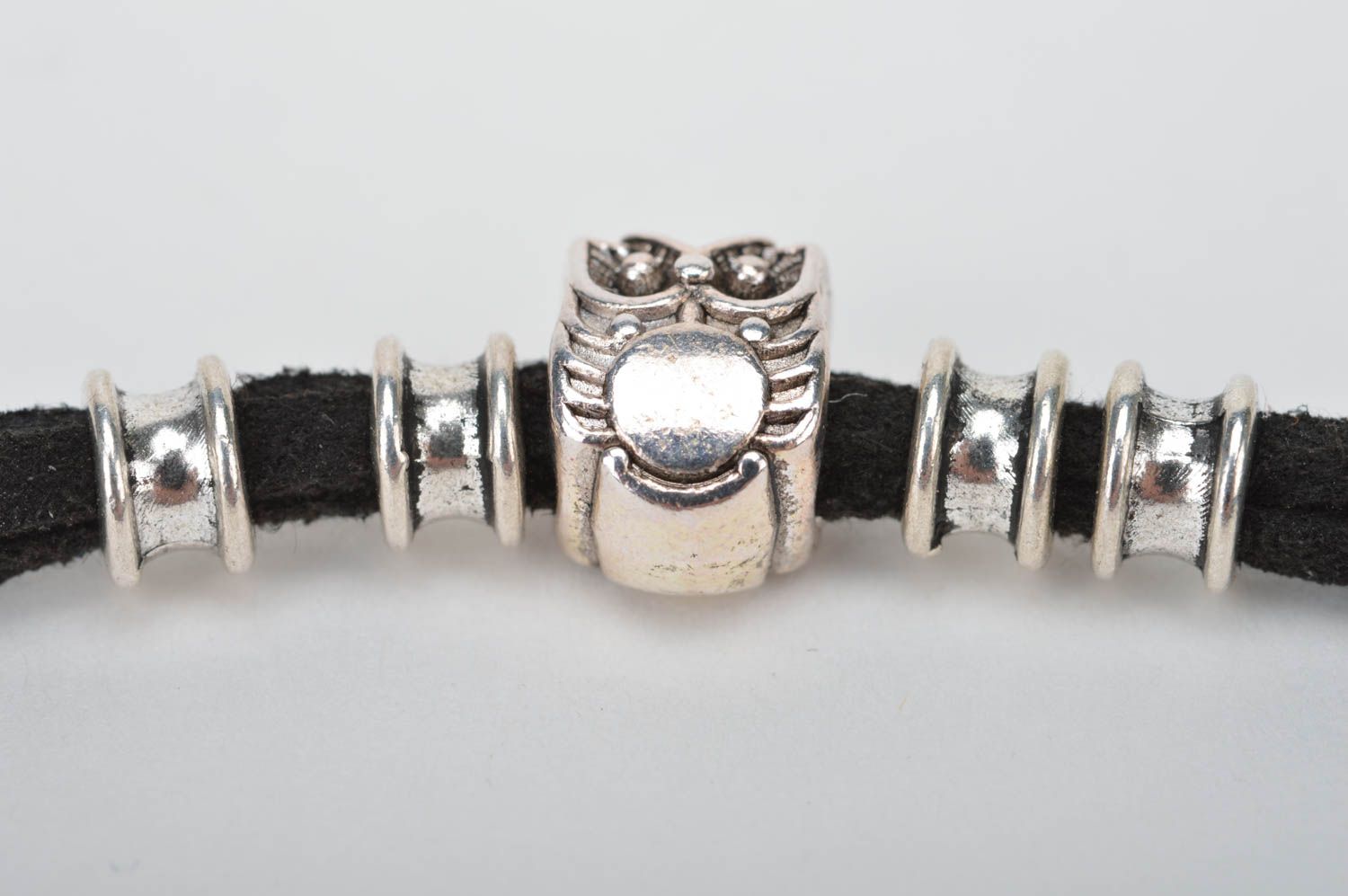 Bracelet en daim avec breloque métallique fait main noir élégant original photo 4