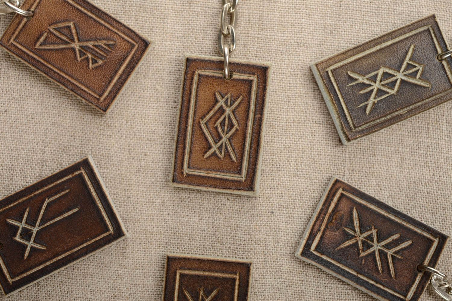 Porte-clés en cuir naturel avec runes rectangulaire marron fait main ethnique photo 2