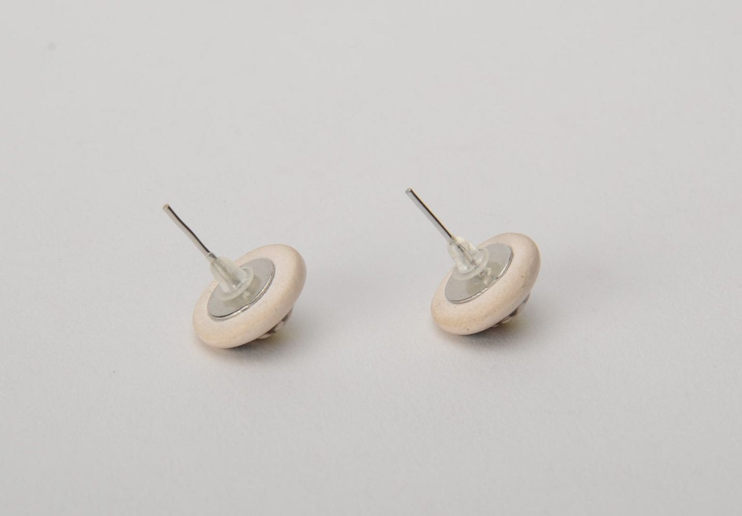Boucles d'oreilles clous faites main en argile blanche originales peintes photo 5