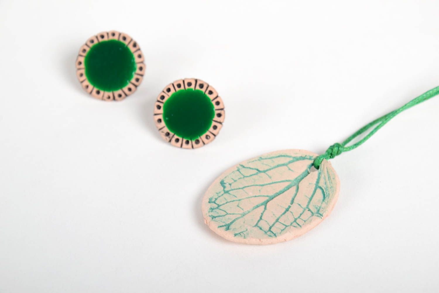 Зеленые украшения ручной работы авторские серьги гвоздики подвеска из глины фото 5