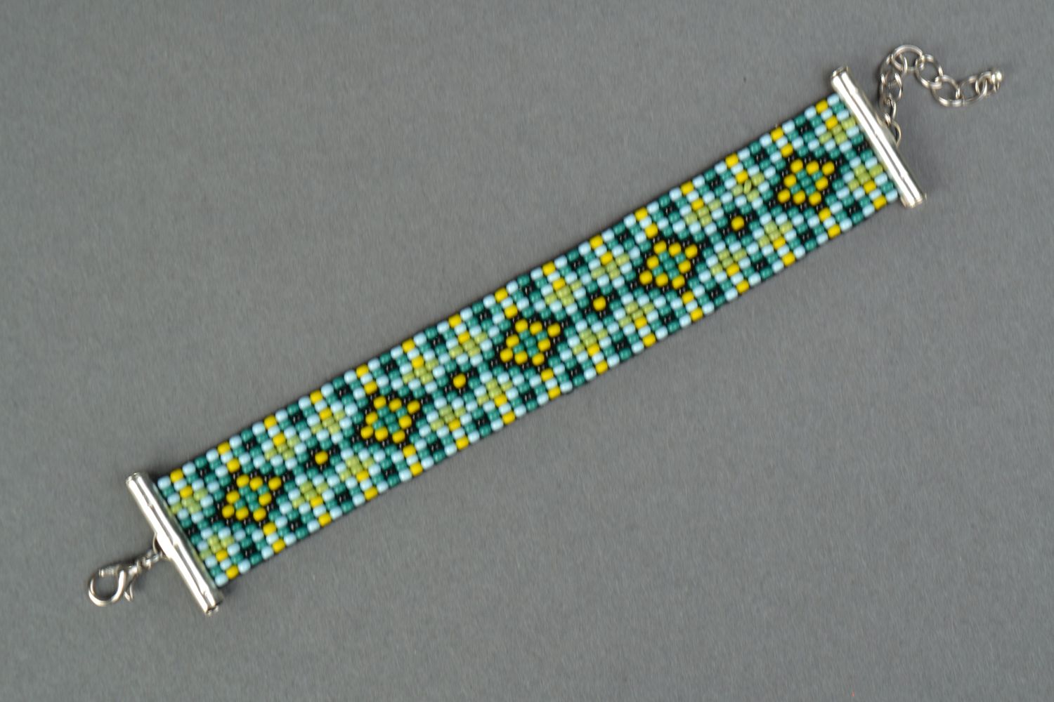 Красивый наручный браслет из бисера в этно стиле фото 1