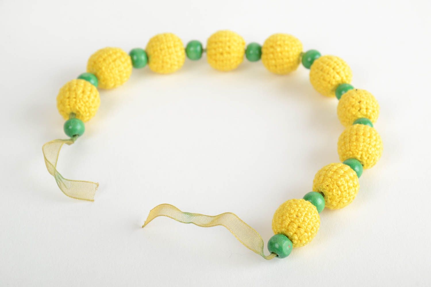 Желтый с зеленым браслет из обвязанных нитками бусин ручной работы авторский фото 3
