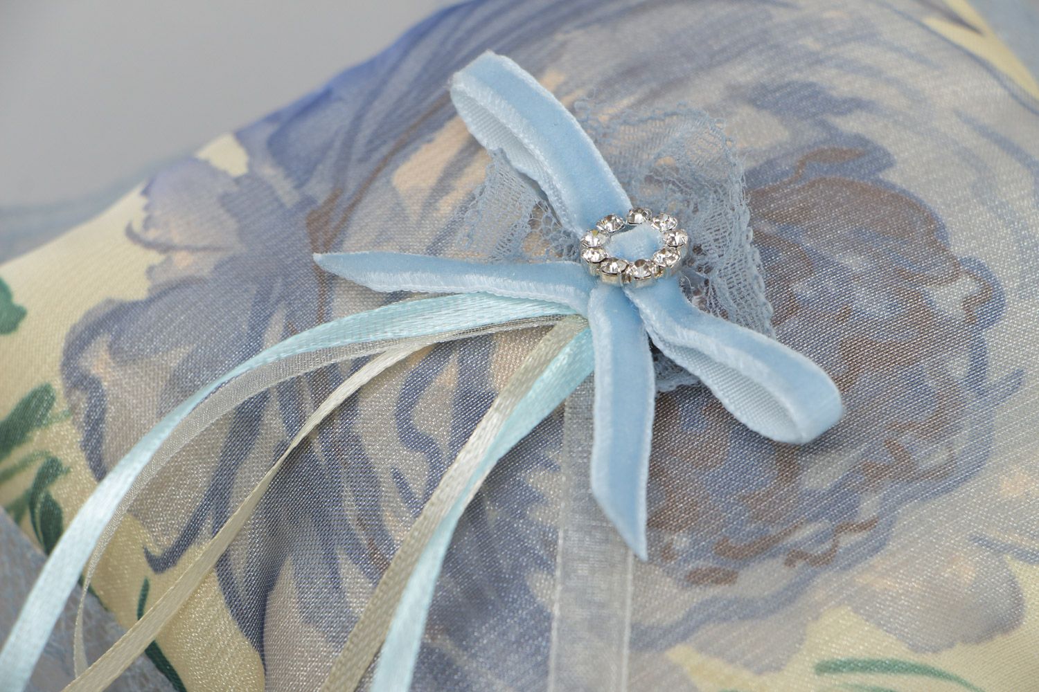 Schönes handmade Ringkissen für Hochzeit aus Satin und Organza mit Spitze und Schleife foto 4