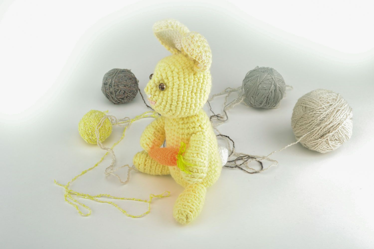Brinquedo de malha na forma de um coelho com uma cenoura foto 5