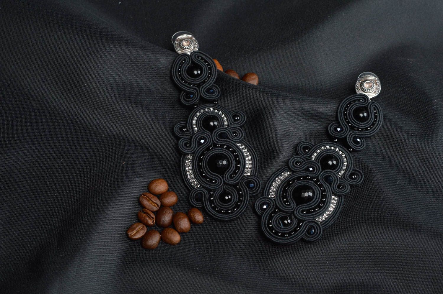 Boucles d'oreilles textiles noires verre perles fantaisie soutache faites main photo 1