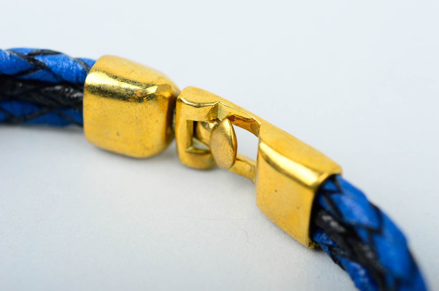 Кожаный браслет ручной работы синий браслет на руку украшение из кожи плетеное фото 5
