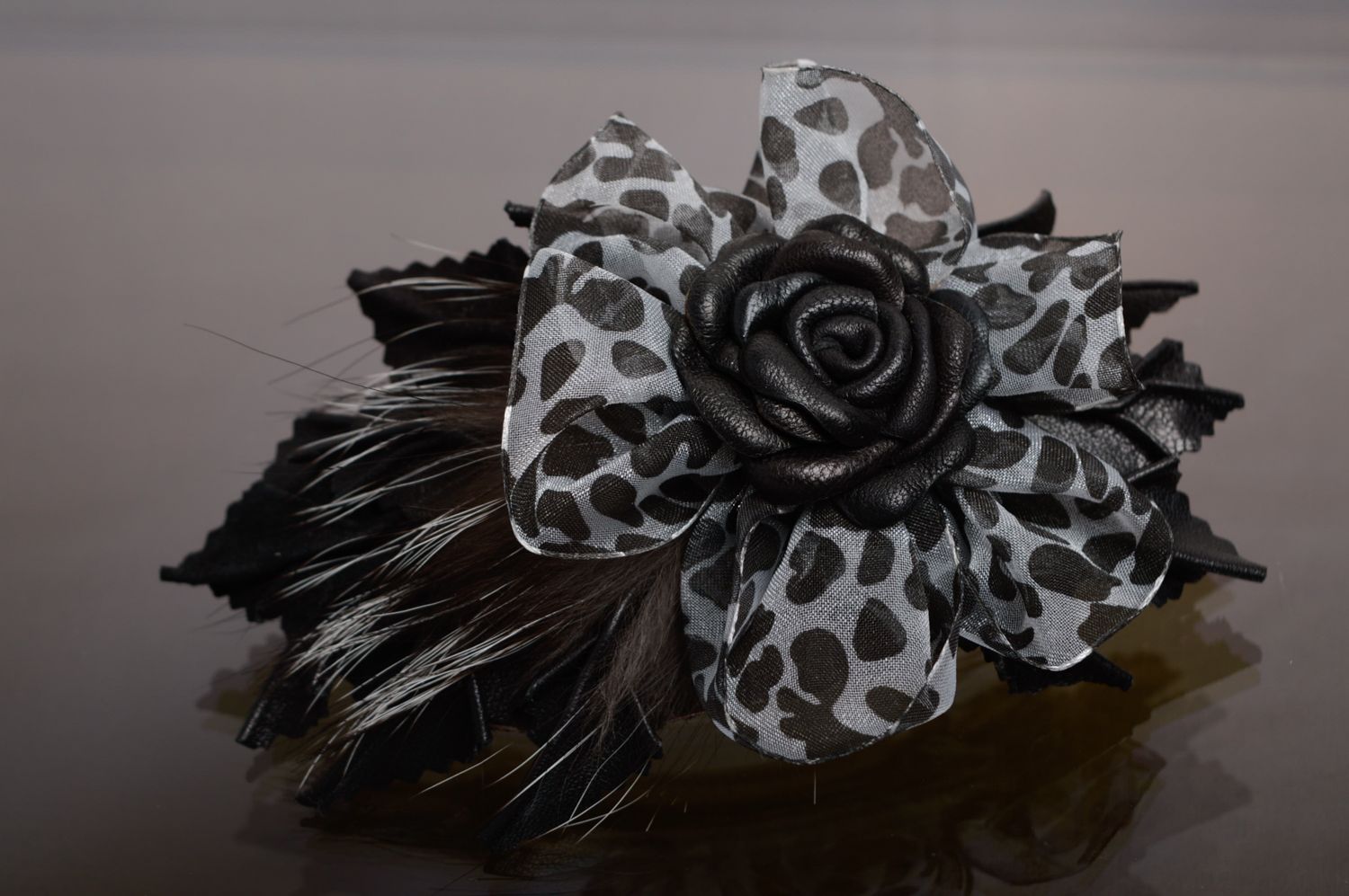 Pasador de cuero volumétrico con forma de flor foto 1