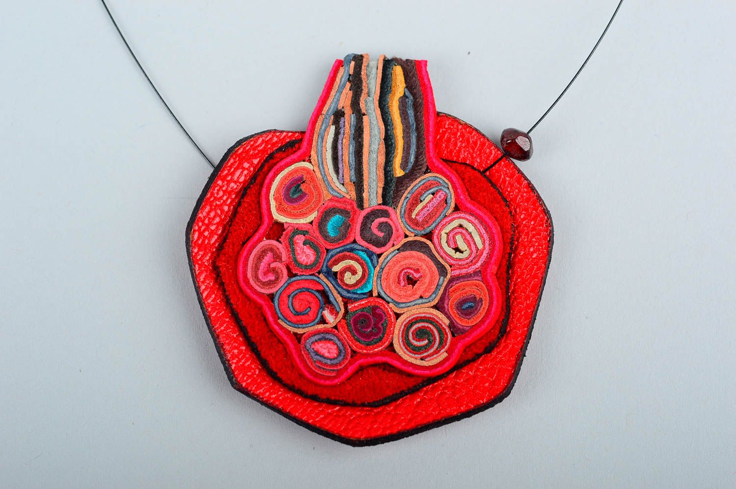 Женский кулон украшение ручной работы кулон из кожи в красных тонах красивый фото 3