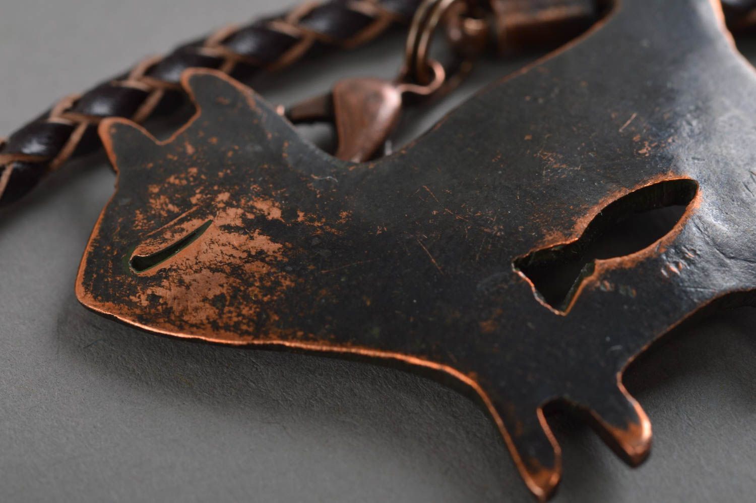 Schöner dunkler eleganter handgemachter Anhänger aus Kupfer auf Schnur Katze foto 5