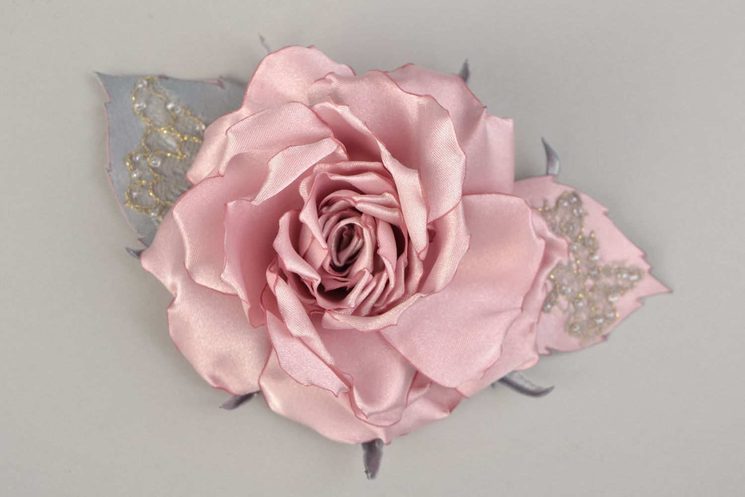 Broche en satinette fleur rose thé avec dentelle perles de rocaille faite main photo 3