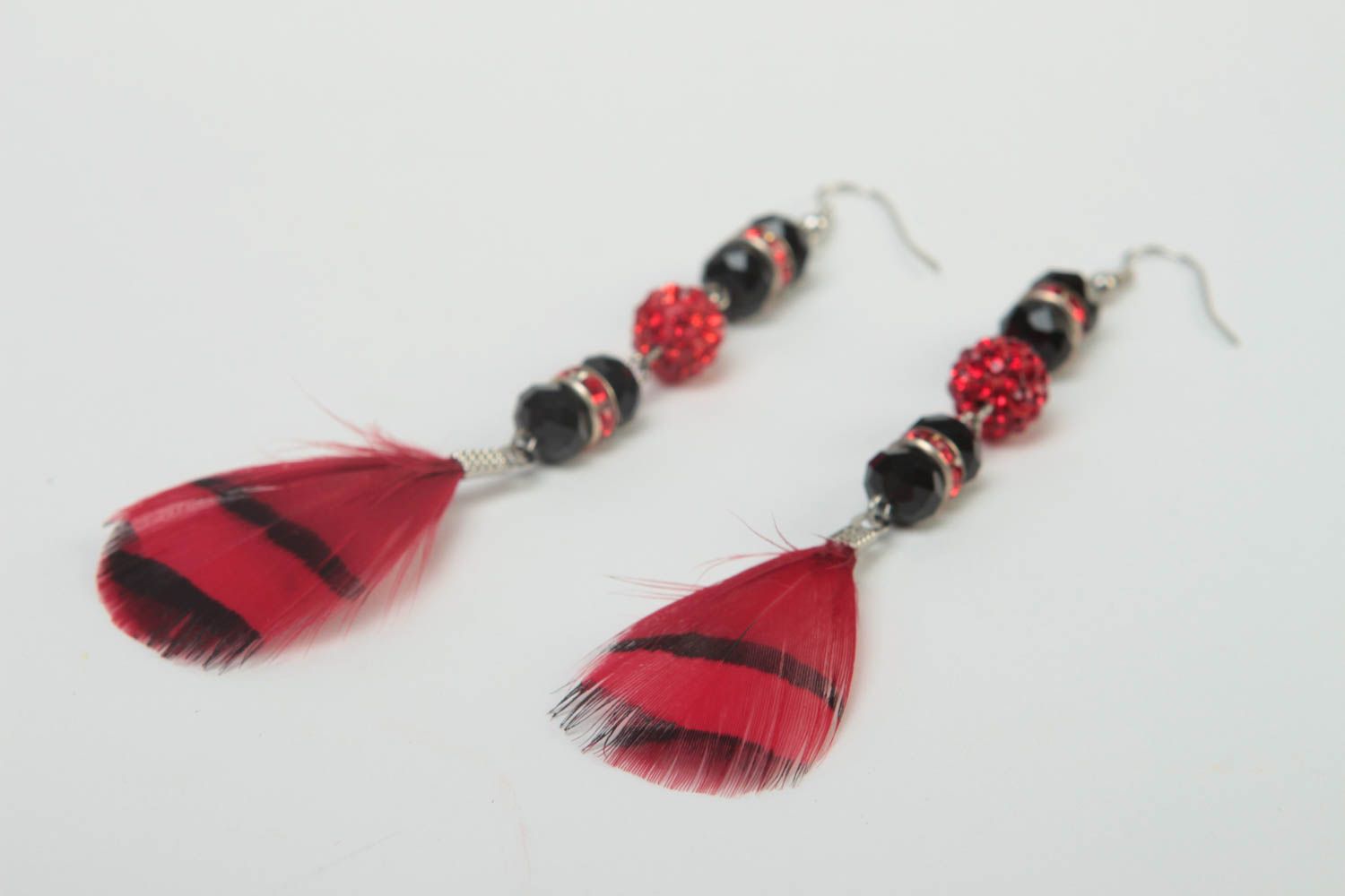 Серьги ручной работы модные серьги оригинальные серьги с перьями черно красные фото 3