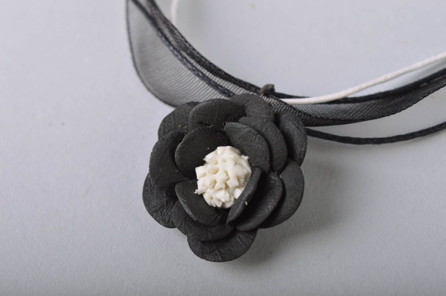Pendentif fleur noire en porcelaine froide sur ruban fait main bijou original photo 3