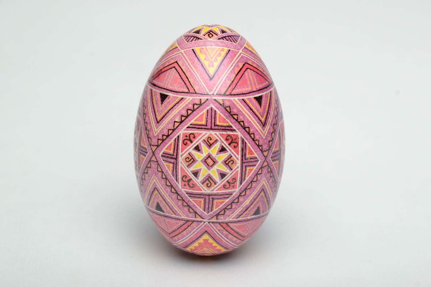 Oeuf de Pâques décoratif fait main original rose avec ornement traditionnel photo 2