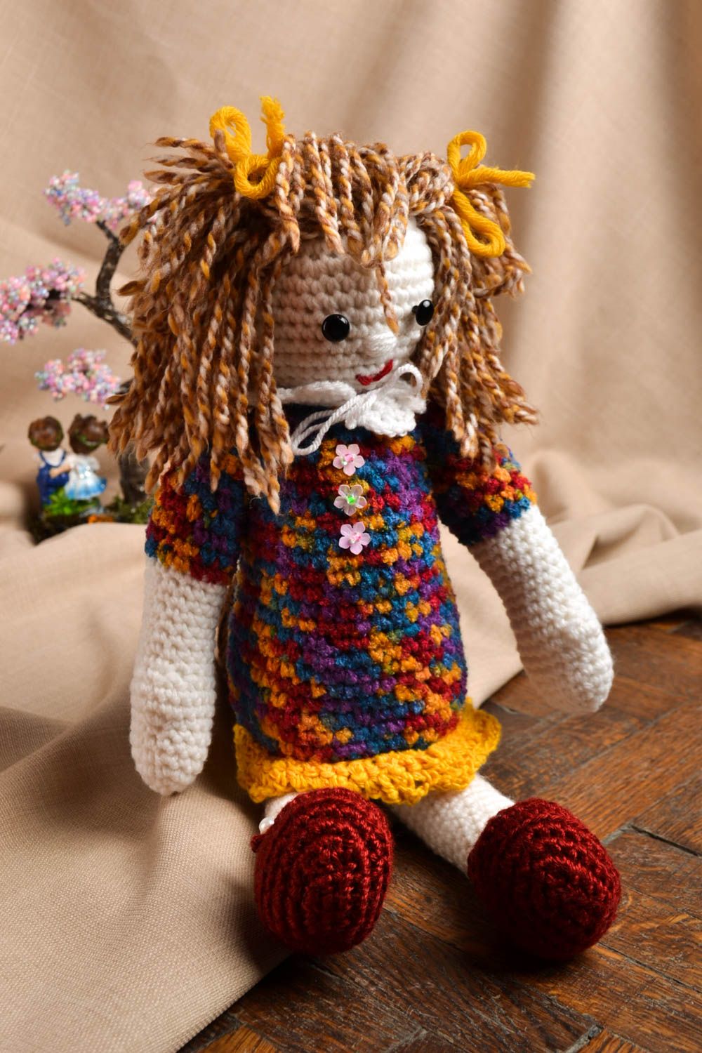 Poupée tricotée Jouet fait main en robe multicolore Cadeau enfant original photo 1