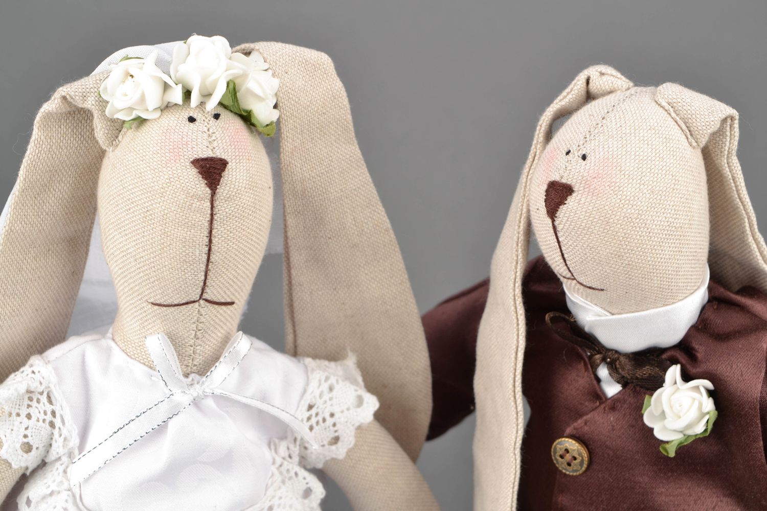 Handmade Textil Kuscheltiere Hochzeit in Form von neuvermählten Hasen  foto 3
