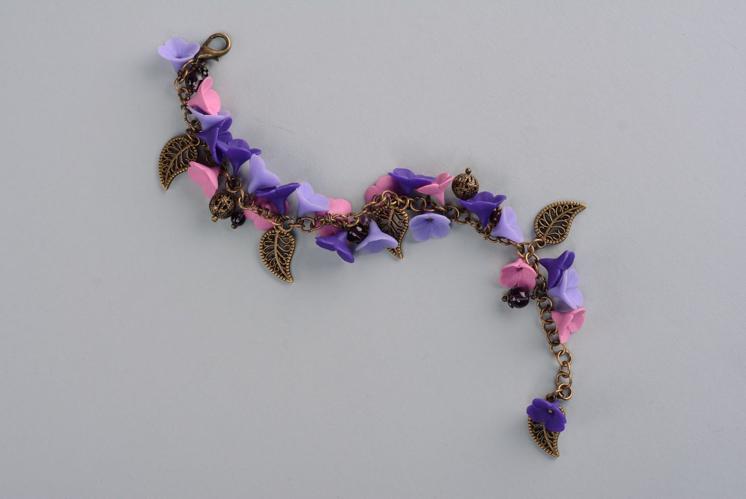 Violettes Armband mit Blumen aus Polymerton foto 1