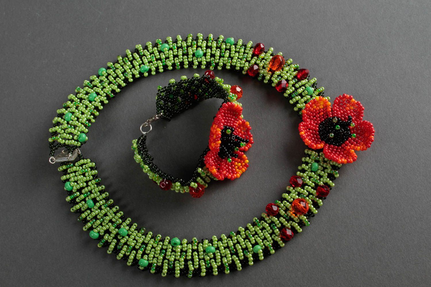 Collier design Bracelet fantaisie Bijoux fait main Pavots vert rouge cadeau photo 2