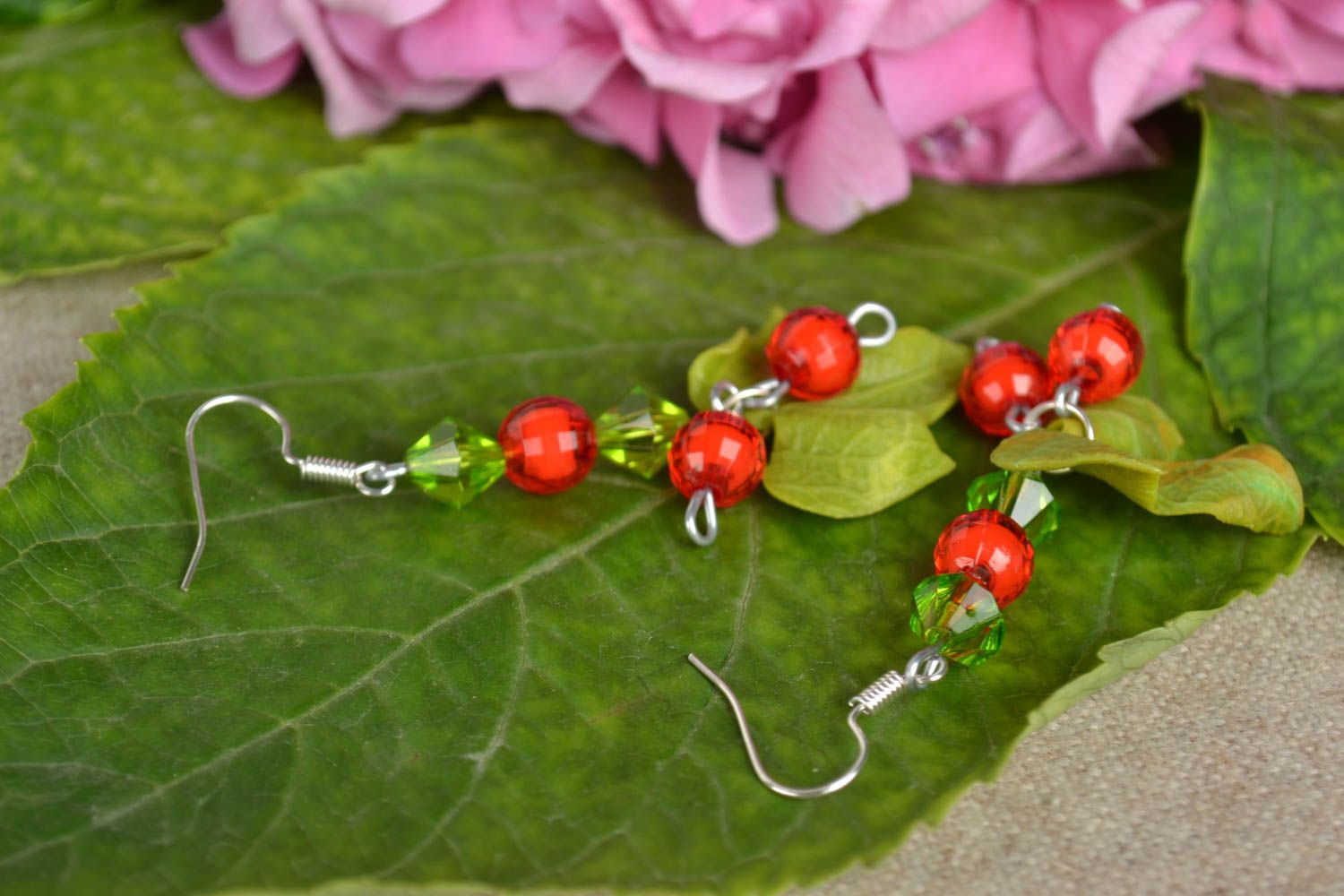 Красивые серьги ягоды с бусинами и листьями из полимерной глины ручной работы фото 1
