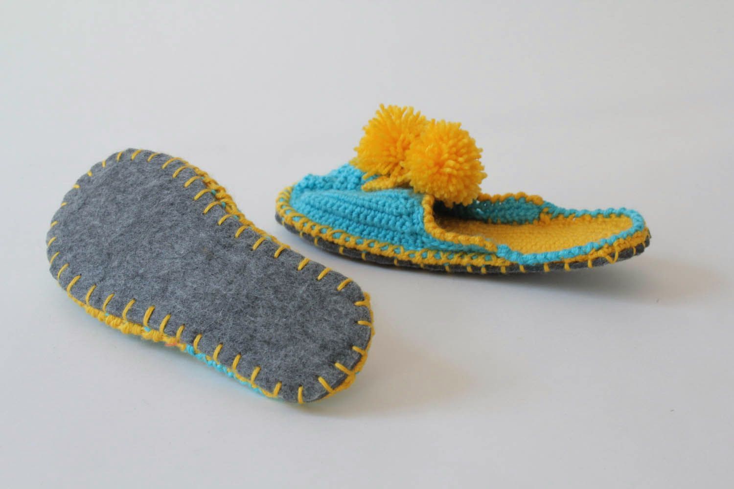 Pantofole da casa fatte a mano di lana in colore giallo blu da donna belle foto 2