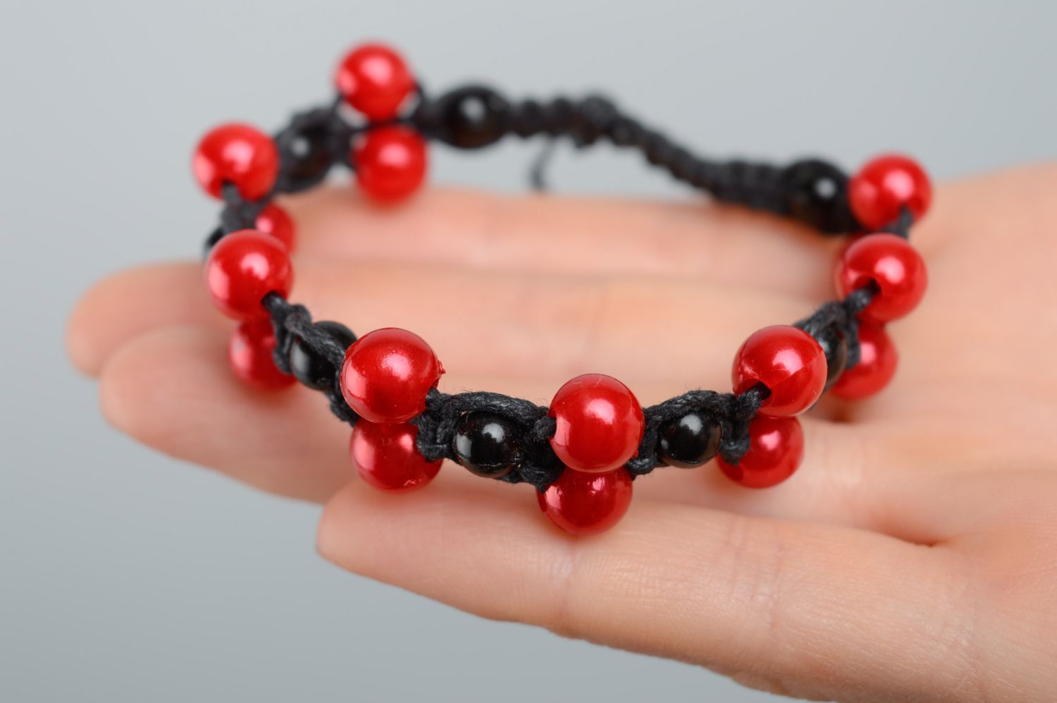Bracelet en macramé en lacet ciré et perles noires et rouges fait main femme photo 3