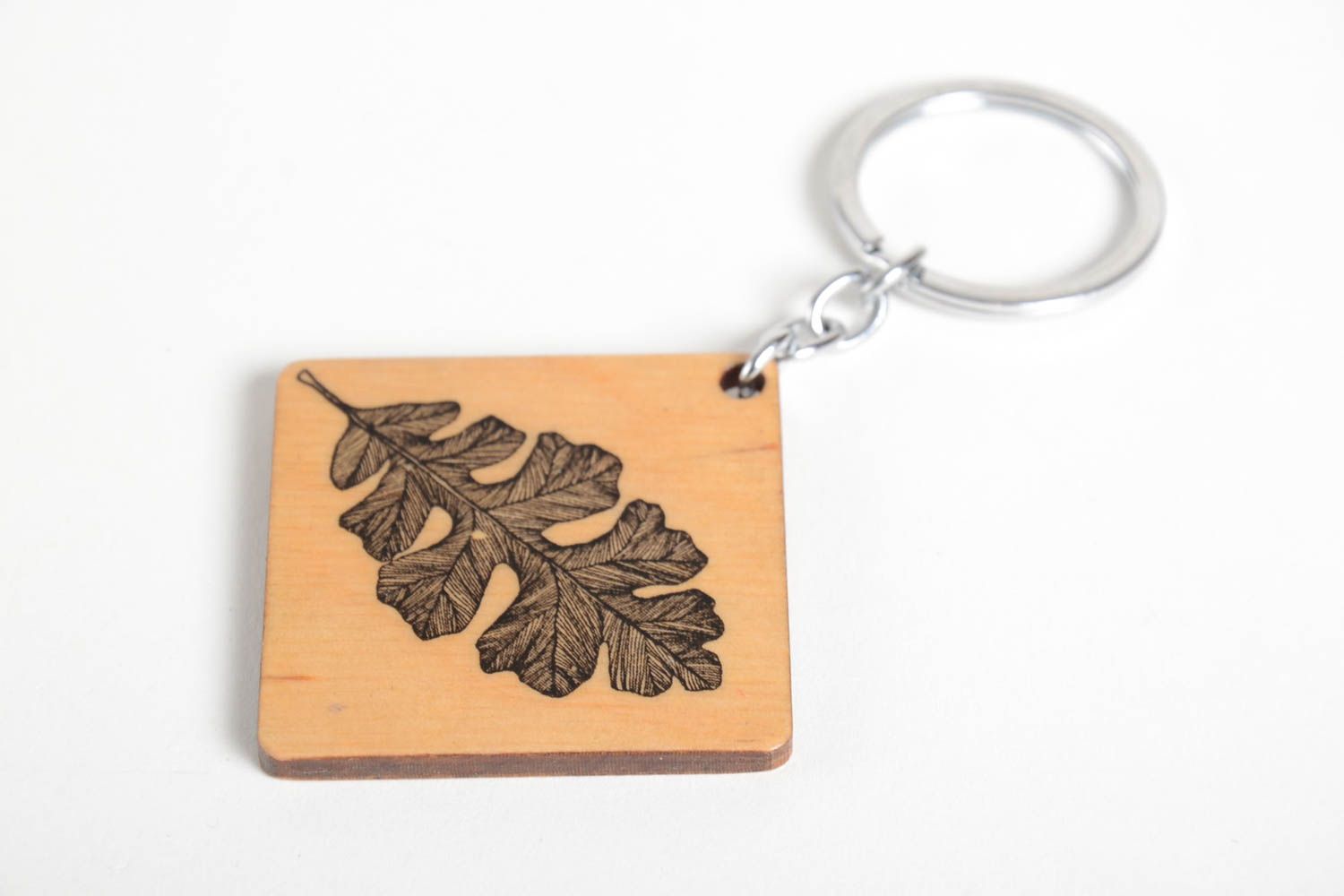 Porte-clés en bois fait main original carré avec feuille Accessoire design photo 3