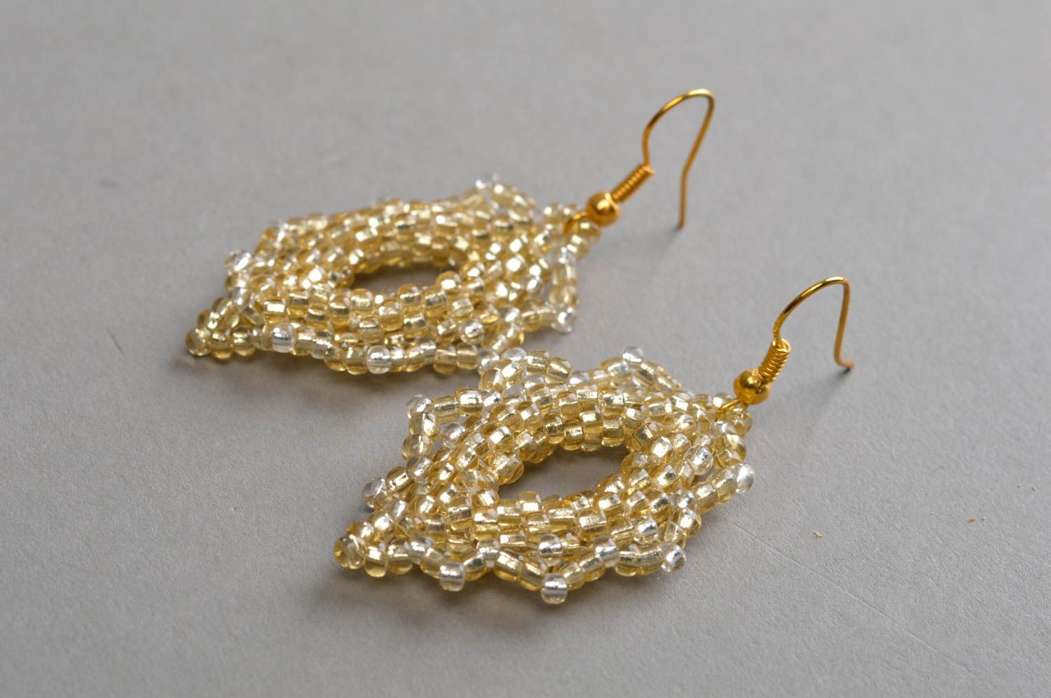 Золотистые круглые серьги из бисера стильные ручной работы для девушек подарок фото 3
