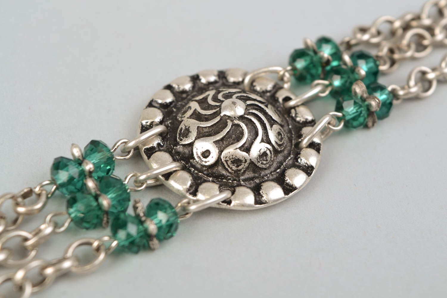 Bracelet en métal et perles de cristal massif couleur argentée et verte photo 3