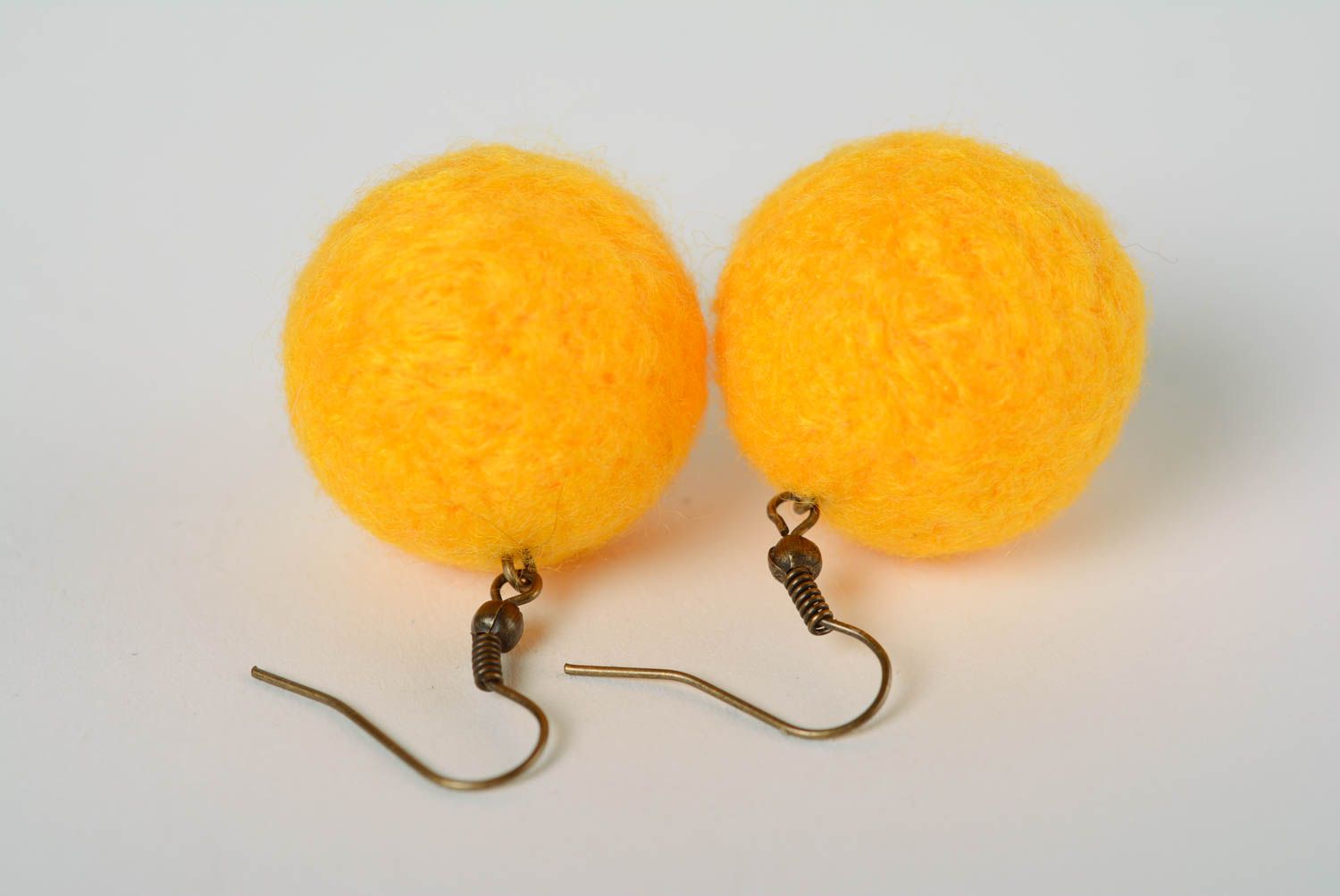 Желтые серьги в технике валяния из шерсти ручной работы в форме шариков фото 1