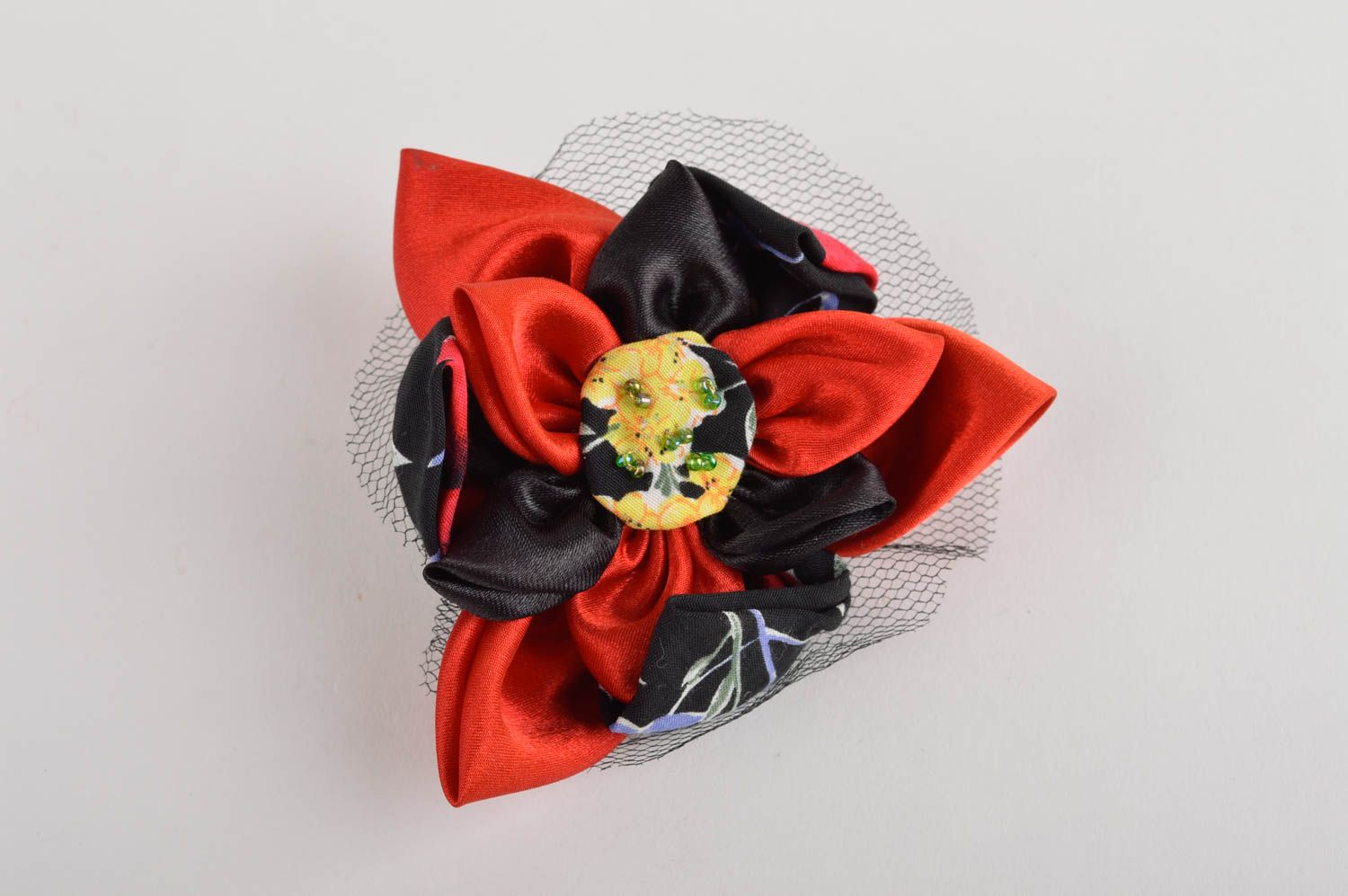 Broche fleur Bijou fait main Accessoire femme rouge avec noir tulle satin cuir photo 2