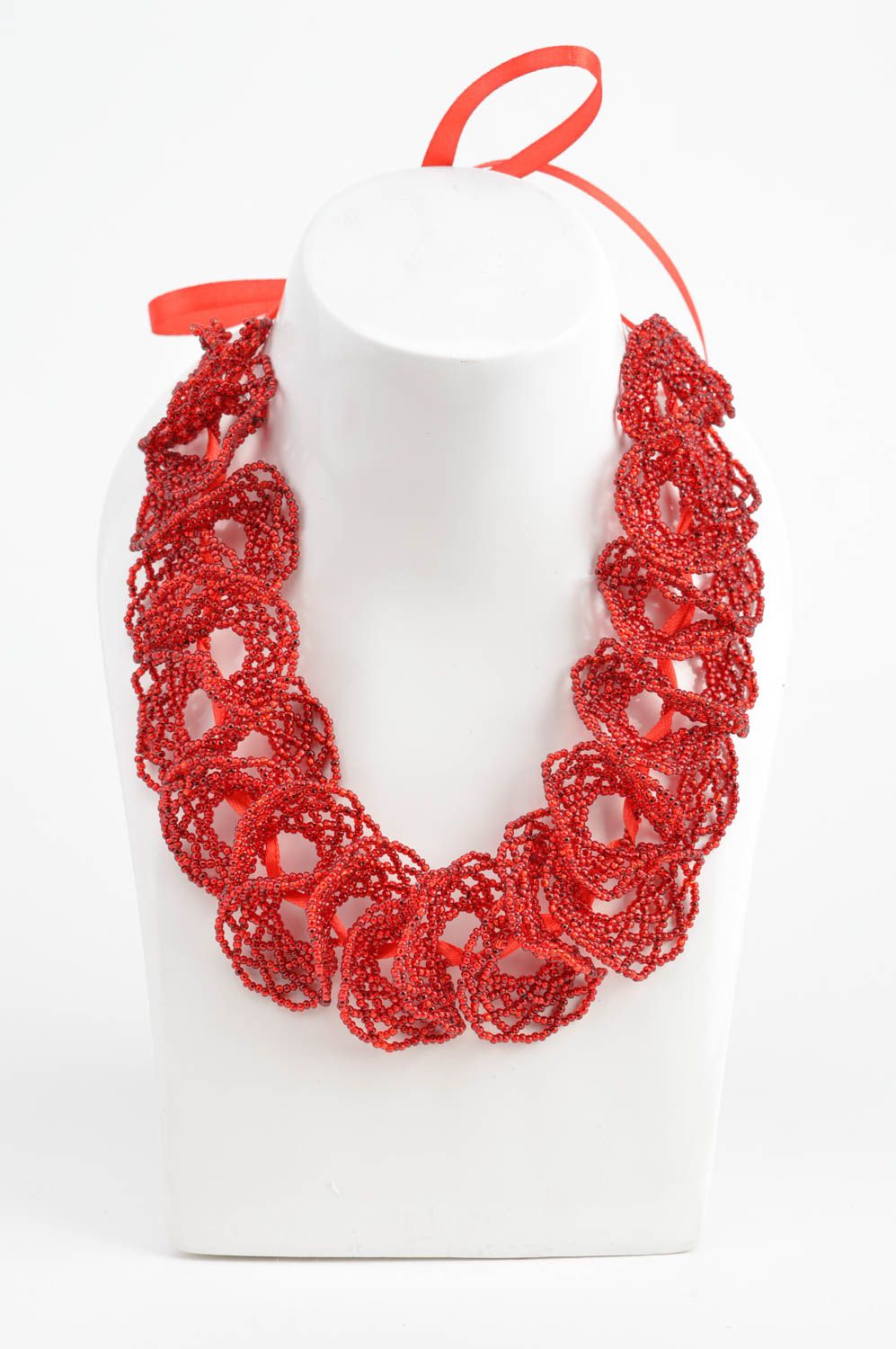 Ожерелье из бисера красное яркое ажурное красивое ручной работы на лентах  фото 3