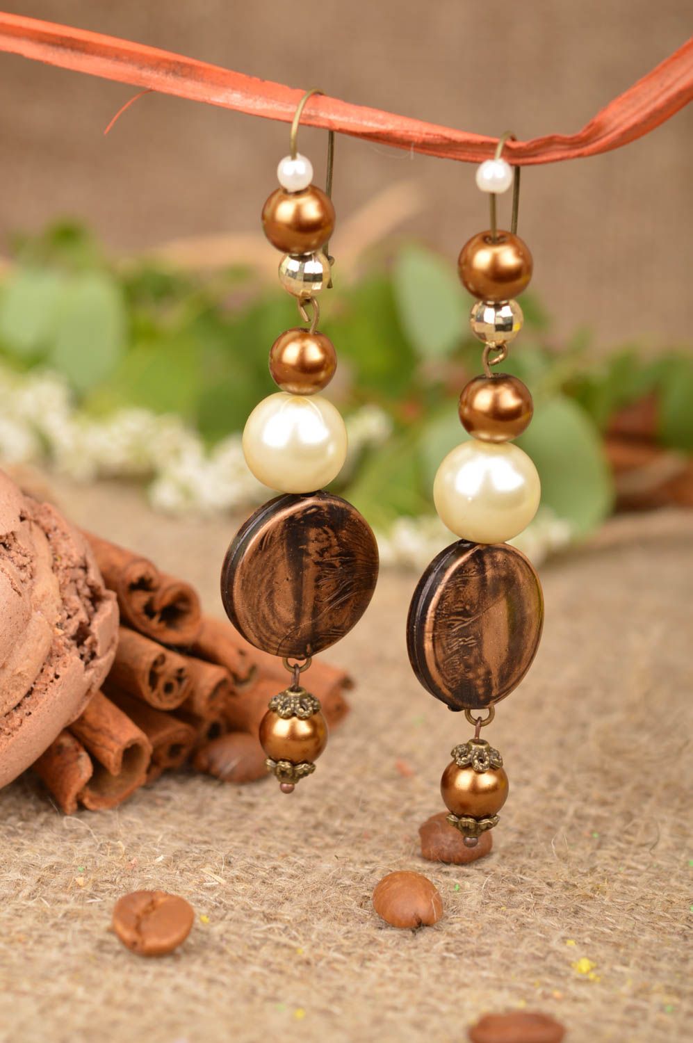 Schöne originelle lange Ohrringe aus Perlen in Braun handmade Schmuck für Frauen foto 1