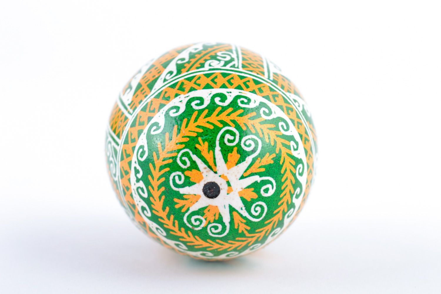 Huevo de Pascua artesanal huevo de gallina pintado con ornamento  foto 5