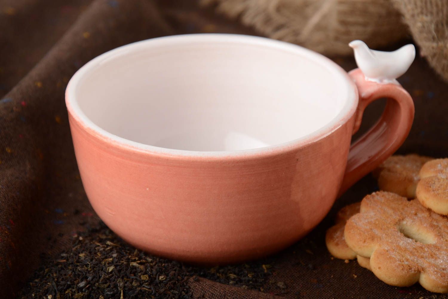Глиняная чашка ручной работы глазурованная с птичкой на ручке розовая 500 мл фото 1