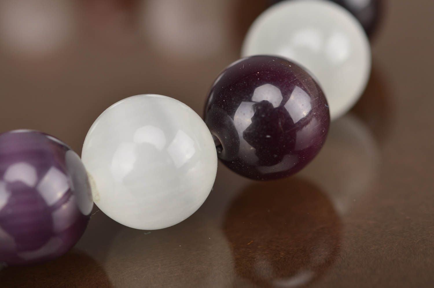 Künstlerisches Armband aus Perlen weiß lila schön grell für Damen handmade foto 2