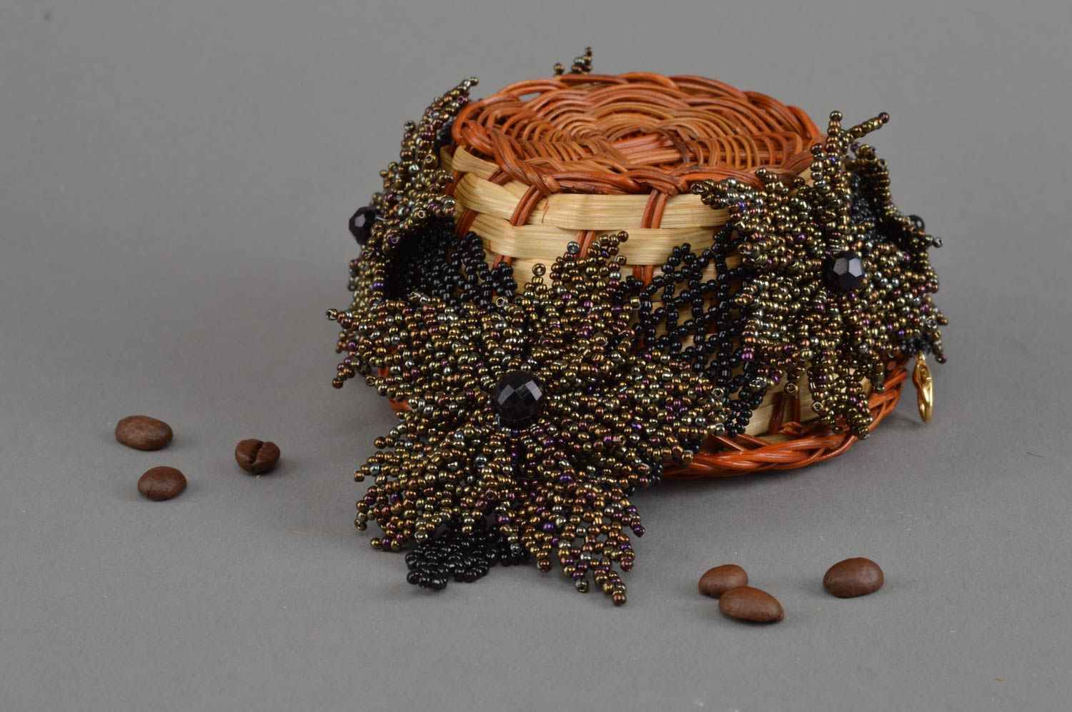 Handmade geflochtenes Designer Collier aus Glasperlen große dunkle Blumen  foto 1