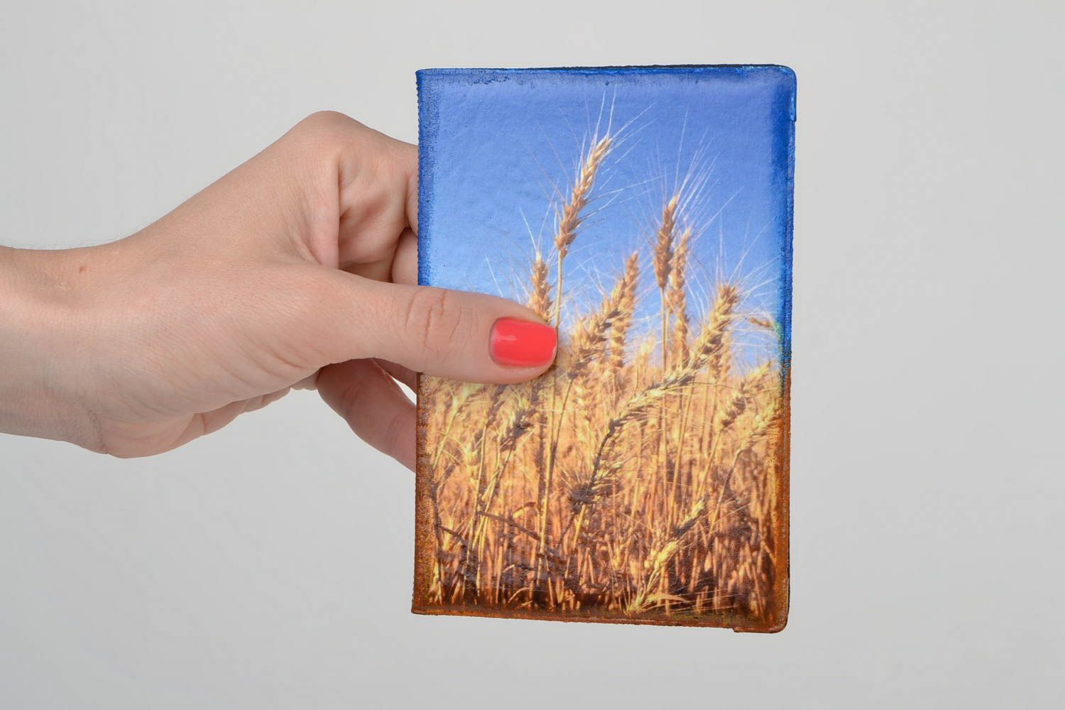 Funda para pasaporte de cuero artificial azul y amarilla con trigo hecha a mano foto 2