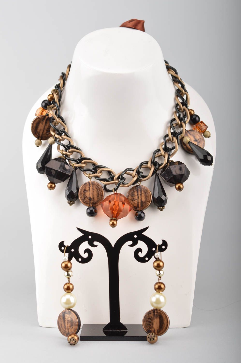 Boucles d'oreilles et collier faits main à base de métal bijoux originaux photo 1
