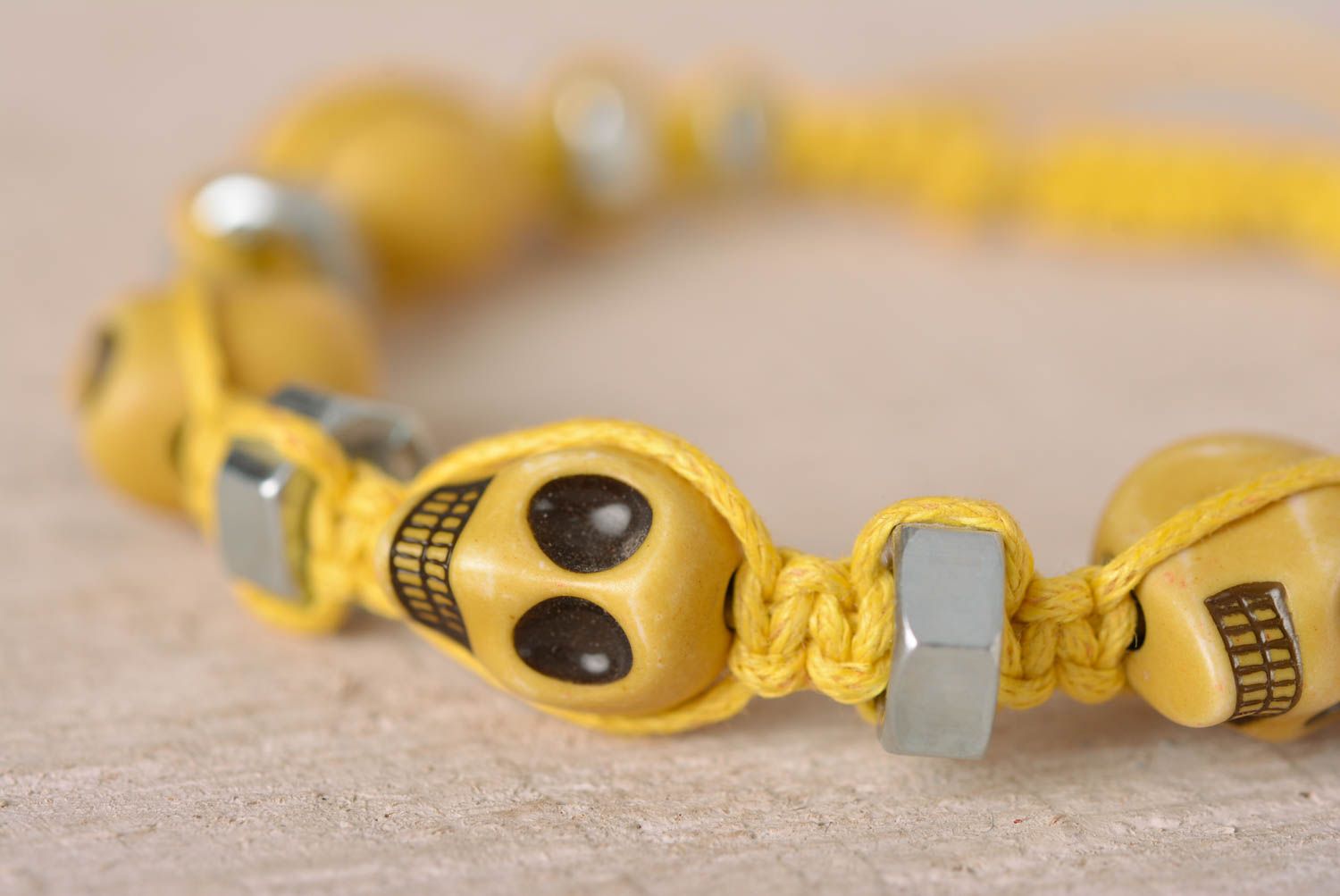 Bracelet original jaune Bijou fait main avec crânes et écrous Cadeau pour ado photo 2