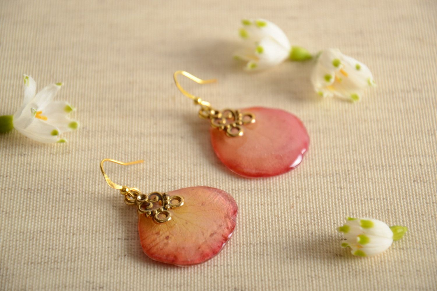 Розовые серьги подвески с лепестками цветка в эпоксидной смоле ручной работы фото 1