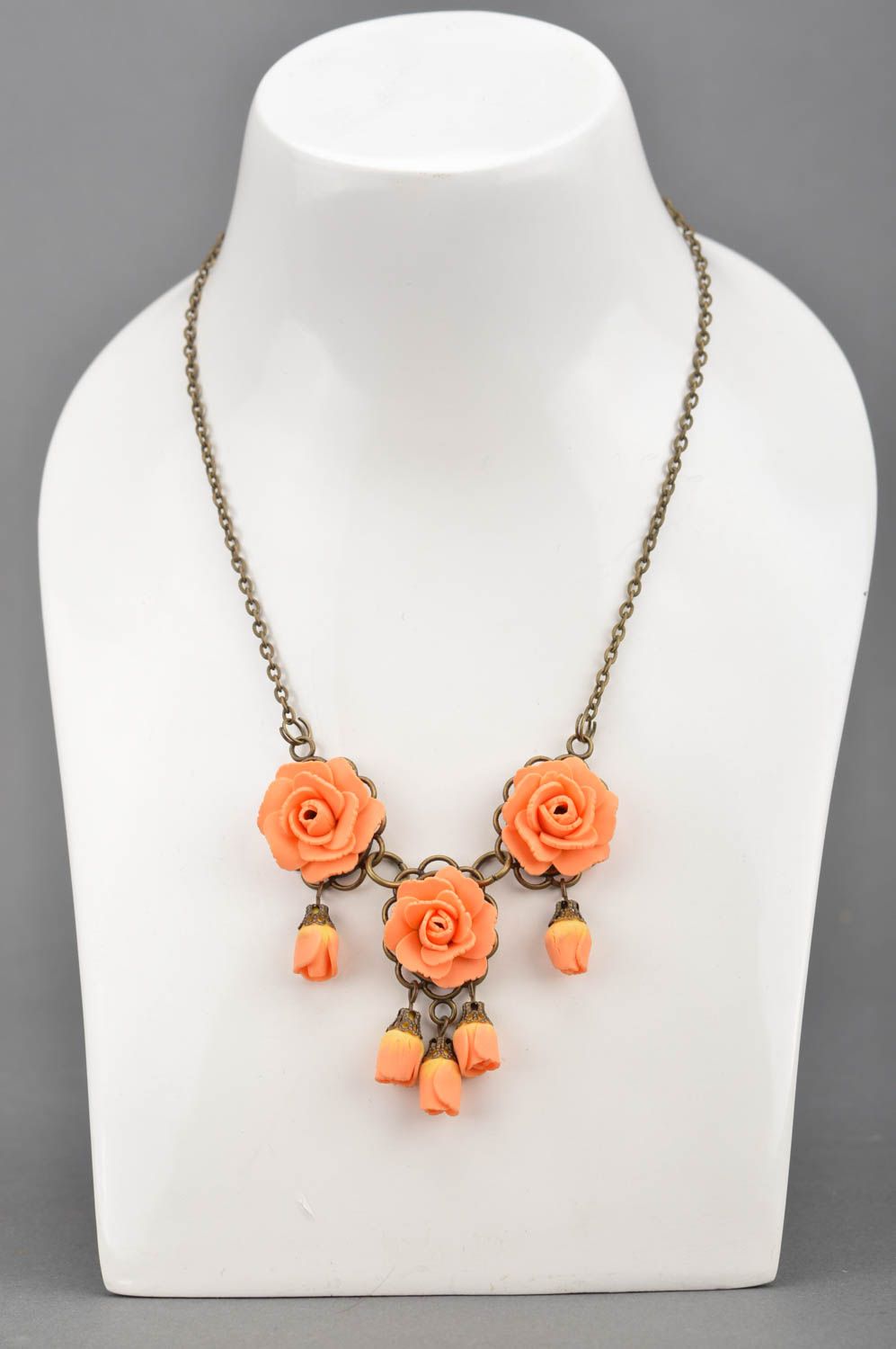 Handgemachte lange Halskette aus Polymerton mit pfirsichroten Rosen für Damen  foto 1