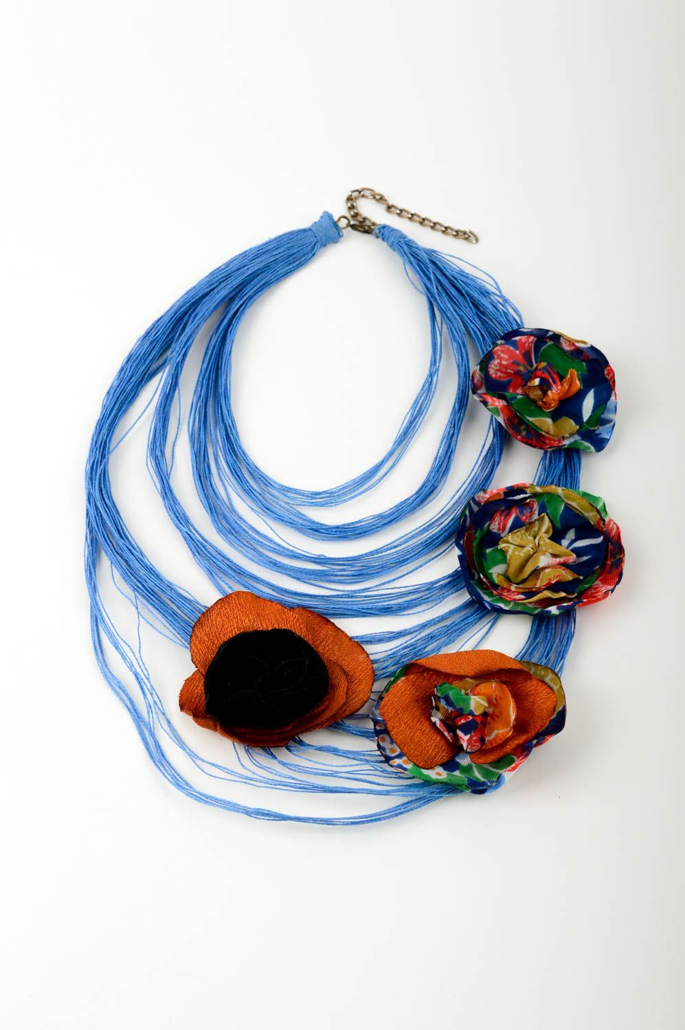 Collana di fili inamidati fatta a mano girocollo originale accessorio da donna foto 2
