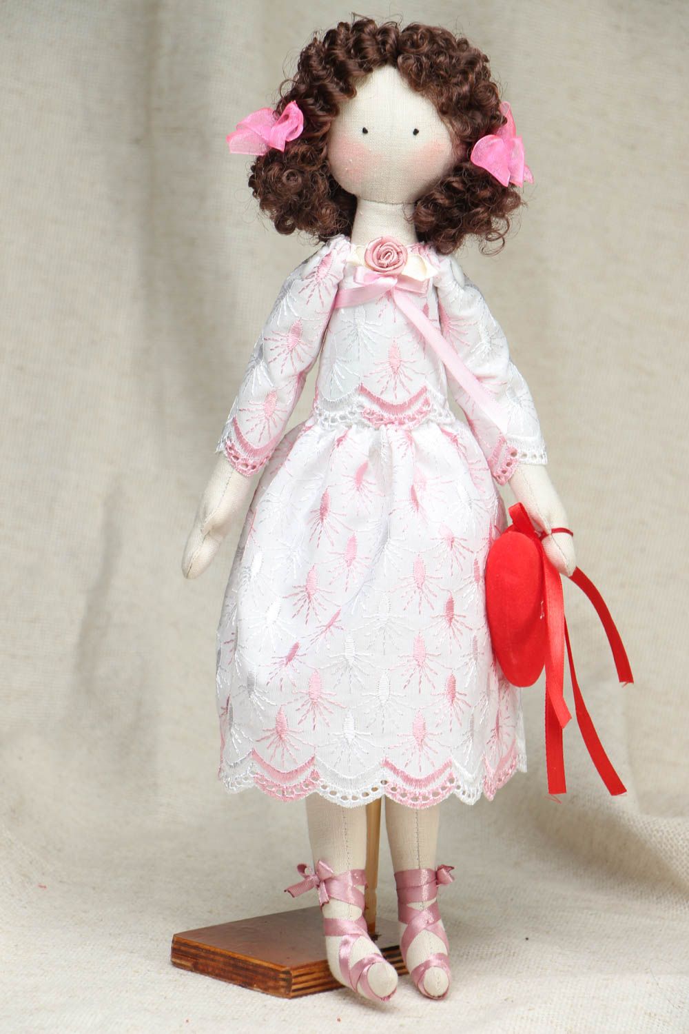 Тканевая кукла в кружевном платье с сердечком фото 1