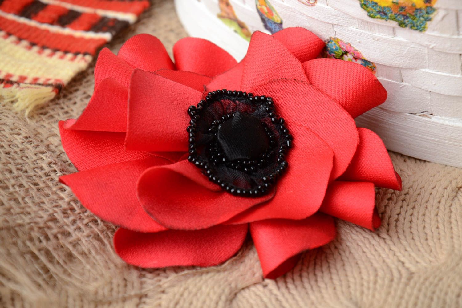 Große handgemachte Brosche Blume in Rot und Schwarz aus Atlas und Chiffon schön foto 1