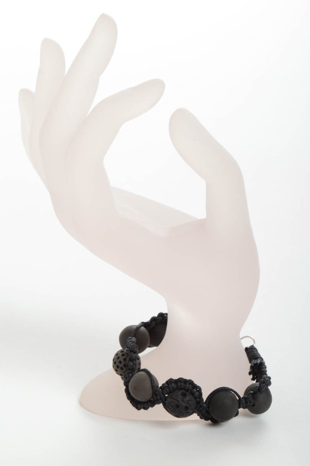 Авторский плетеный браслет с керамическими бусинами темный аксессуар хенд мейд фото 3