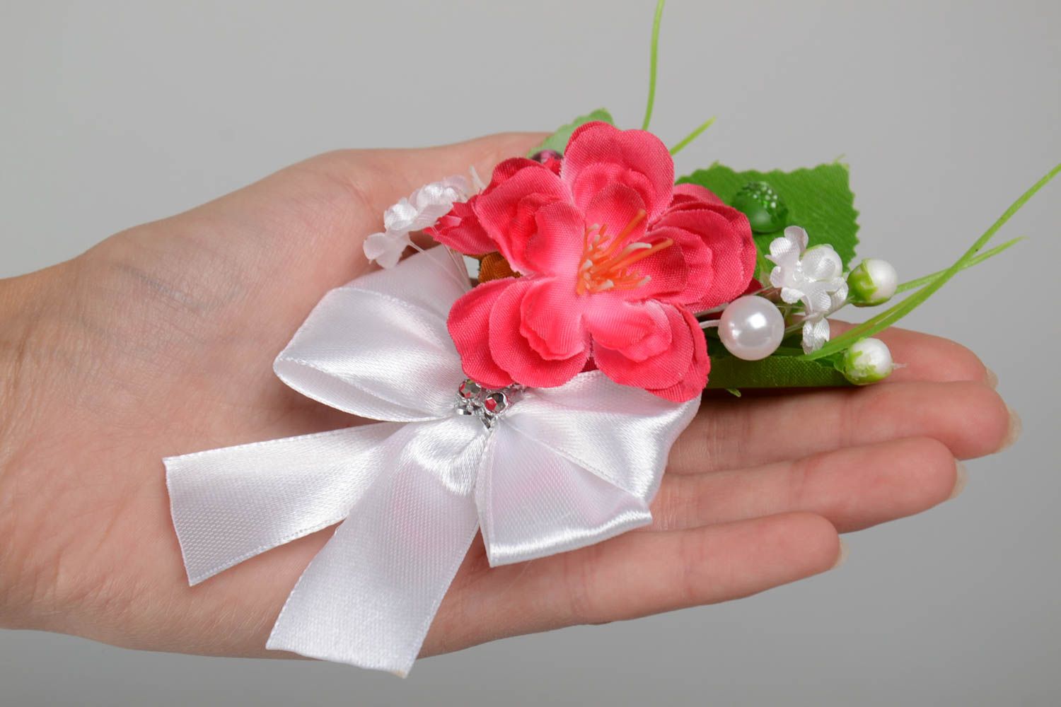 Boutonnière de mariage pour témoin ou fiancée fleurs rouges artificielles photo 5