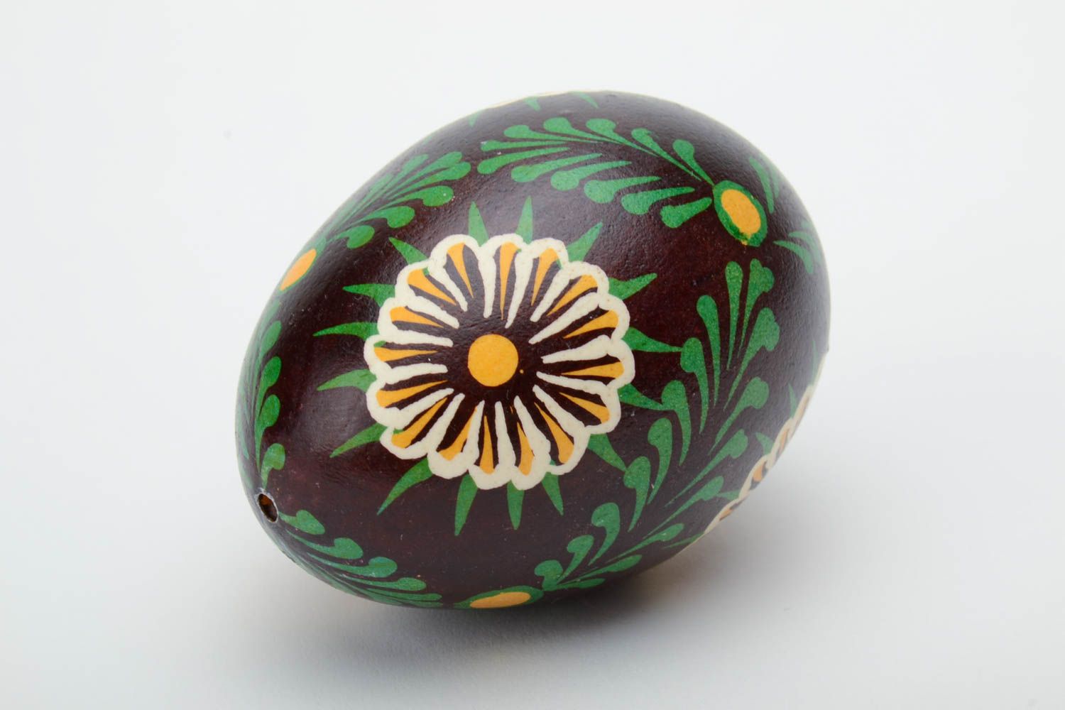 Красивое расписное гусиное яйцо ручной работы в восковой технике авторское черное фото 2
