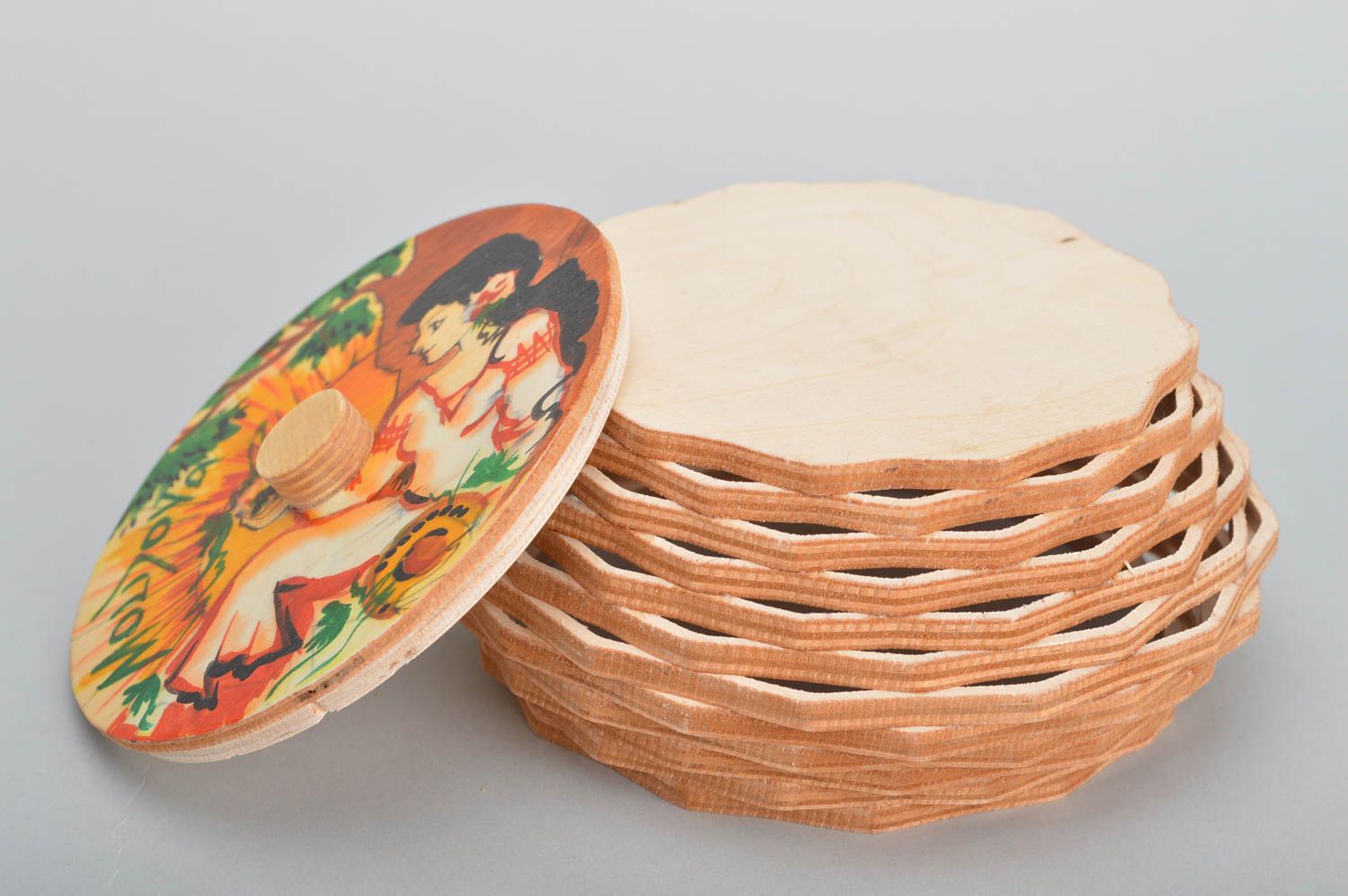 Boîte ronde en contreplaqué avec couvercle peinte ajourée faite main décorative photo 5