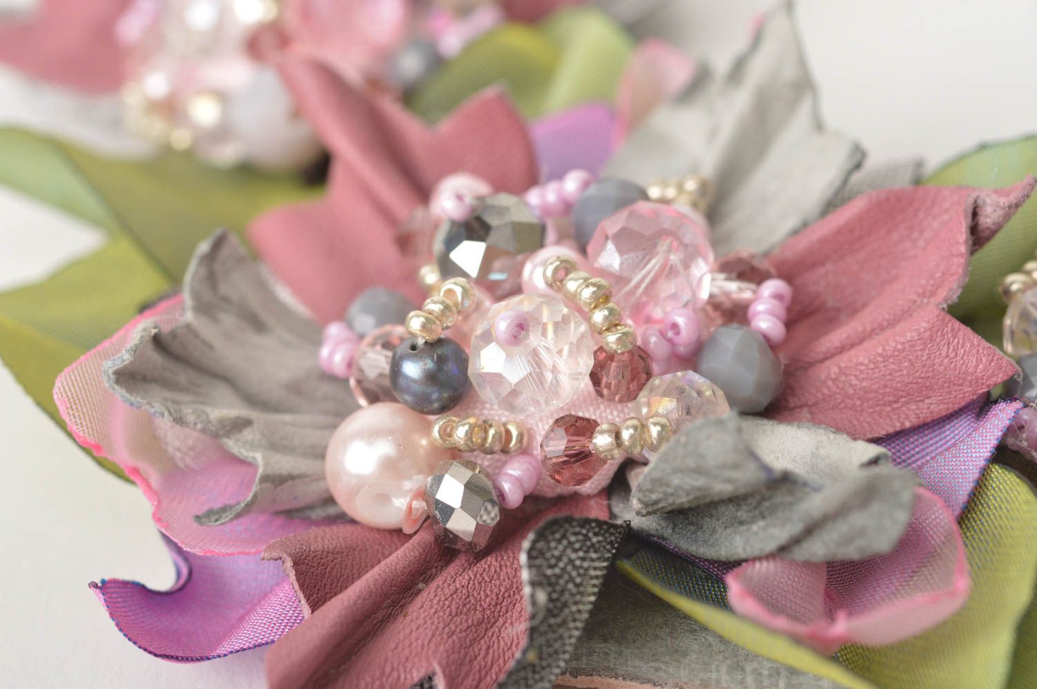Leder Schmucke handmade Mode Accessoires Damen Collier Blumen Brosche grau rosa foto 4